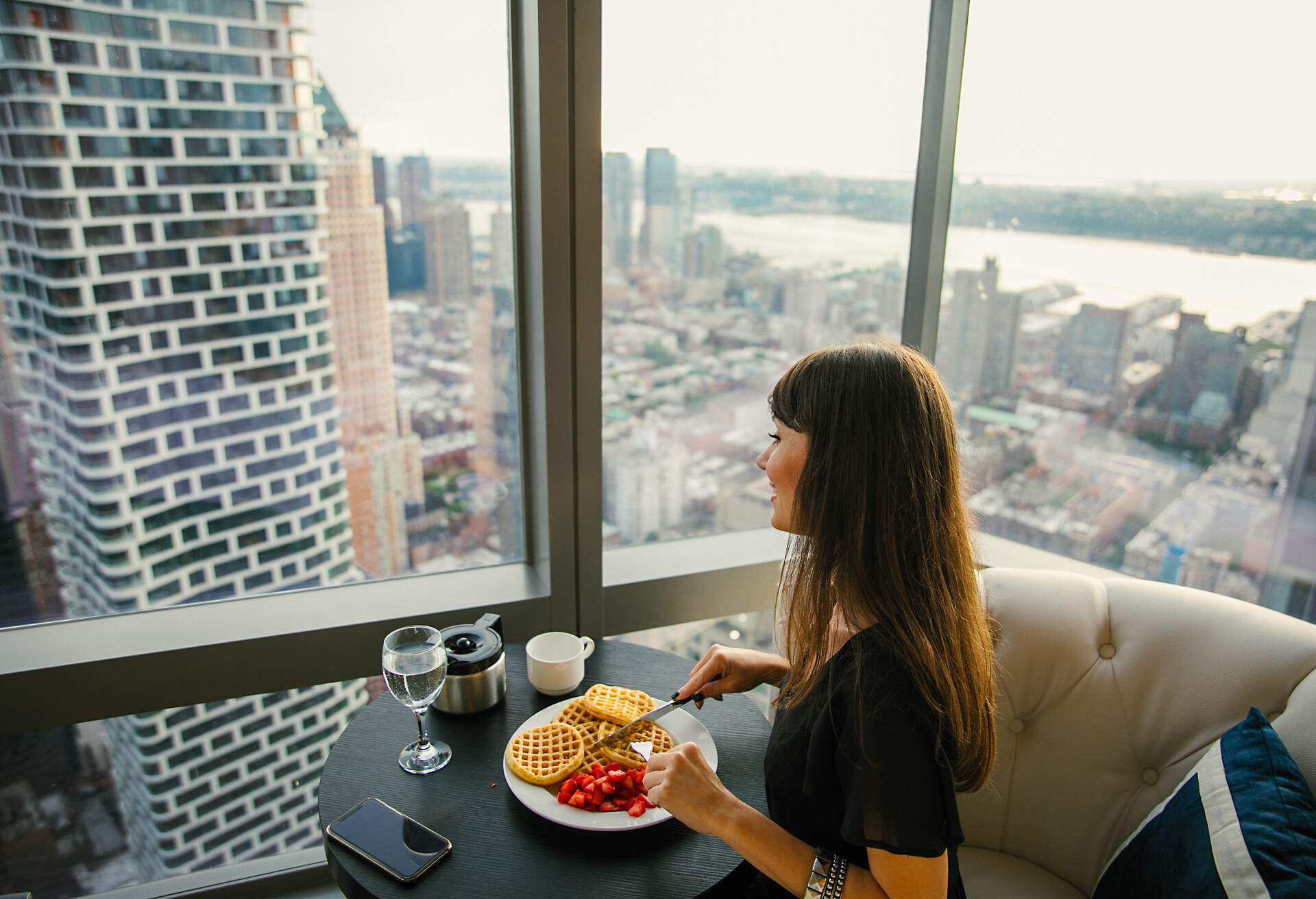 theme_hotel_food_breakfast_dest_usa_new_york_gettyimages-996368646_universal_within-usage-period_34209.jpg