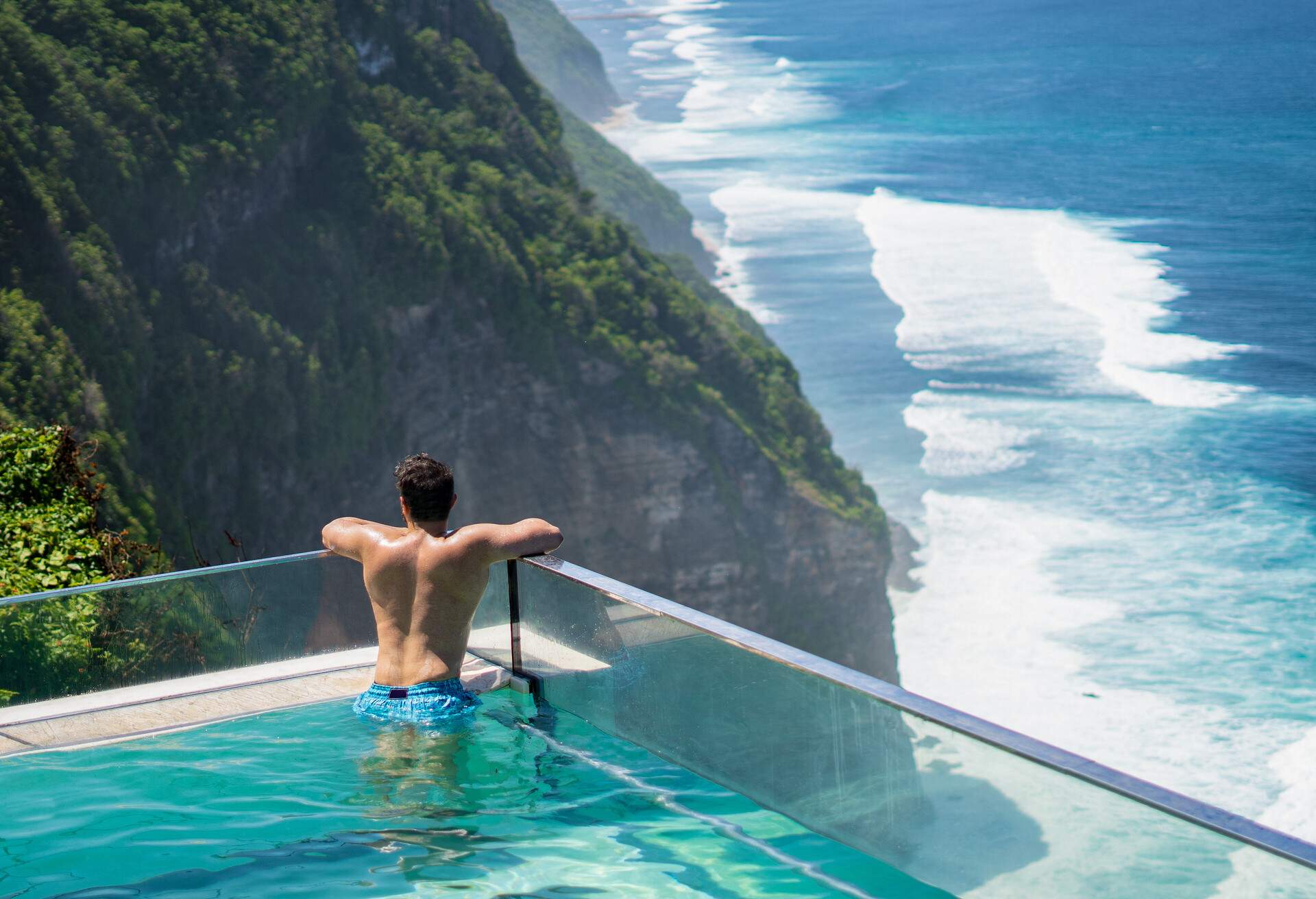 THEME_PEOPLE_OCEAN_POOL_MOUNTAIN-BALI