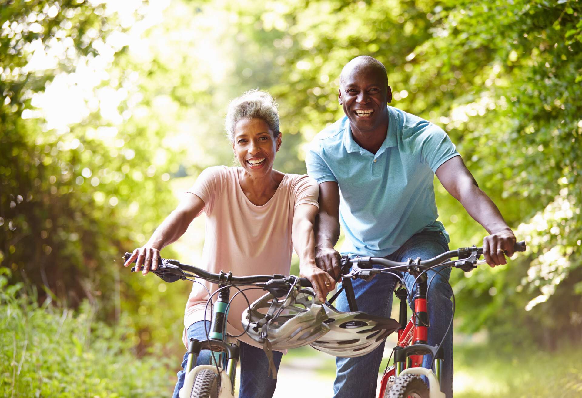 THEME_PERSON_COUPLE_OUTDOORS_BICYCLES-shutterstock-portfolio_165818579