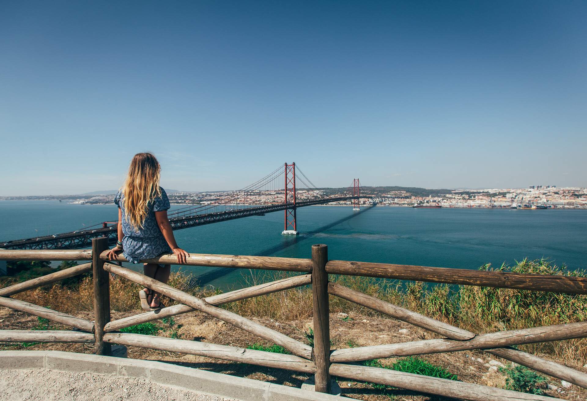 DEST_PORTUGAL_LISBON_PONTE-25-DE-ABRIL_shutterstock-portfolio_336649604