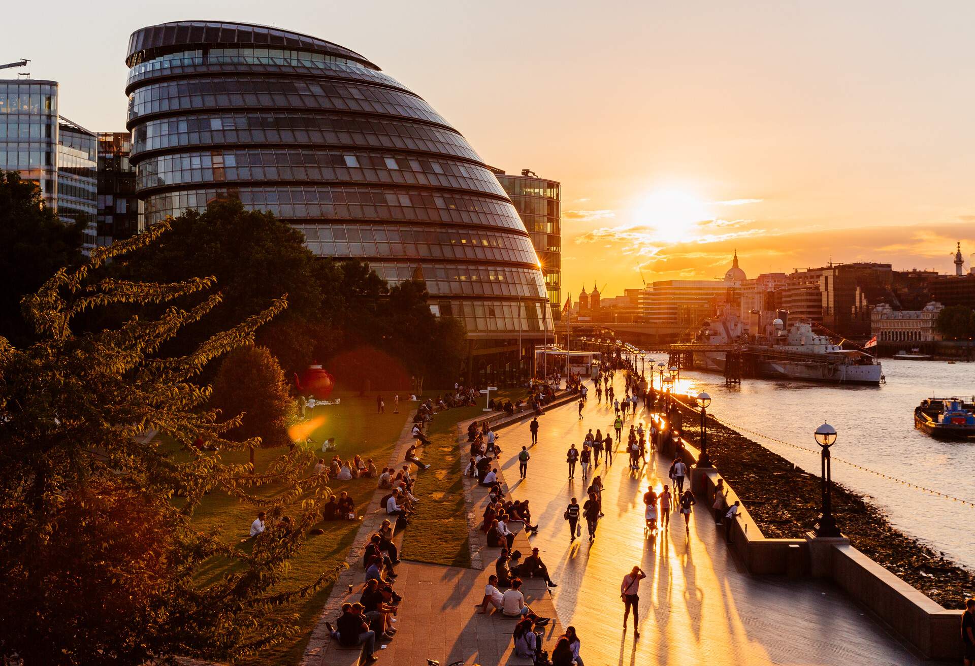 DEST_UNITED-KINGDOM_LONDON-CITY-HALL_THAMES-RIVER-BANK-WALK_GettyImages-1167168240