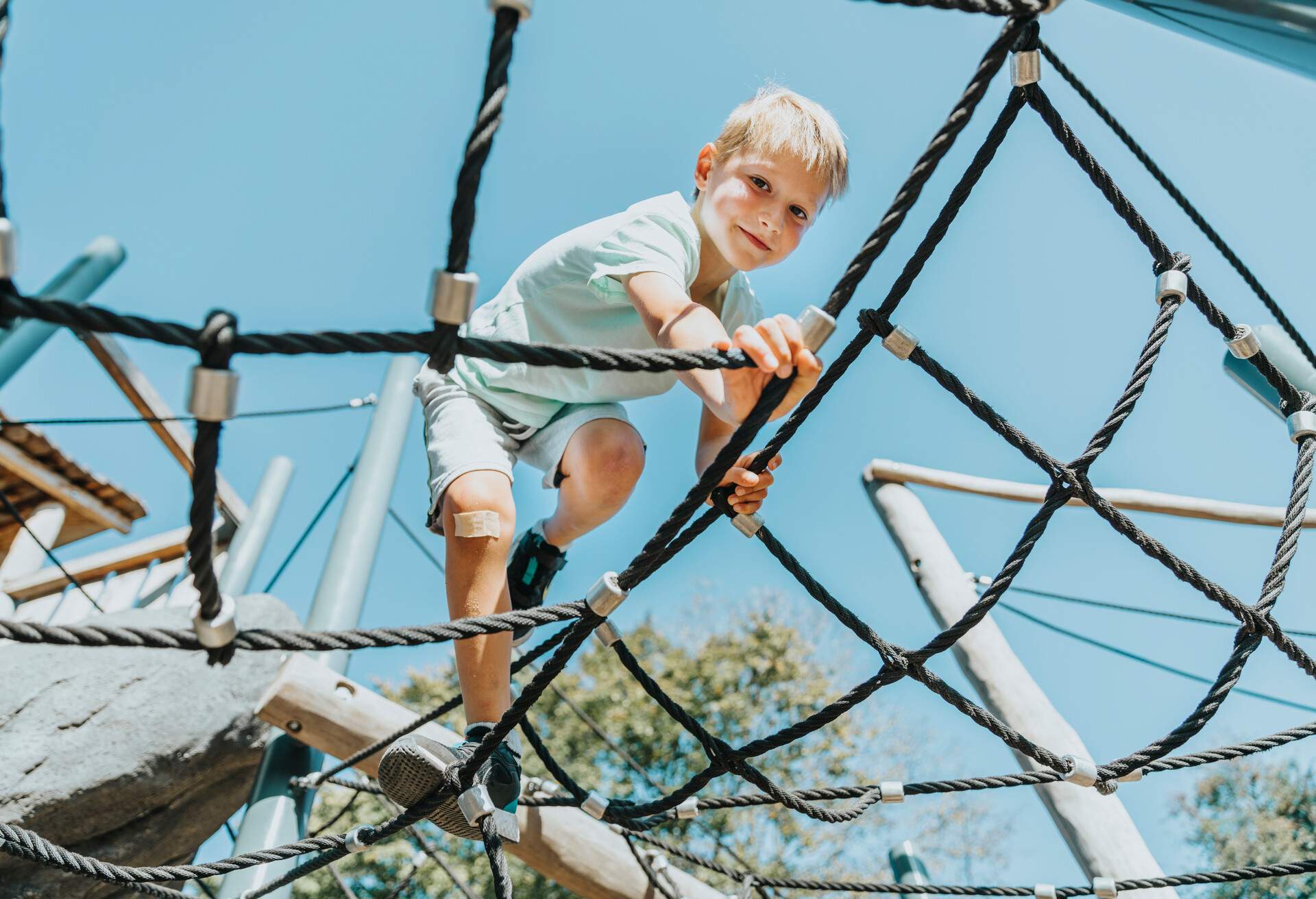 THEME_PEOPLE_CHILD_KID_PLAYGROUND_PARK_CLIMBING-GettyImages-1284738055