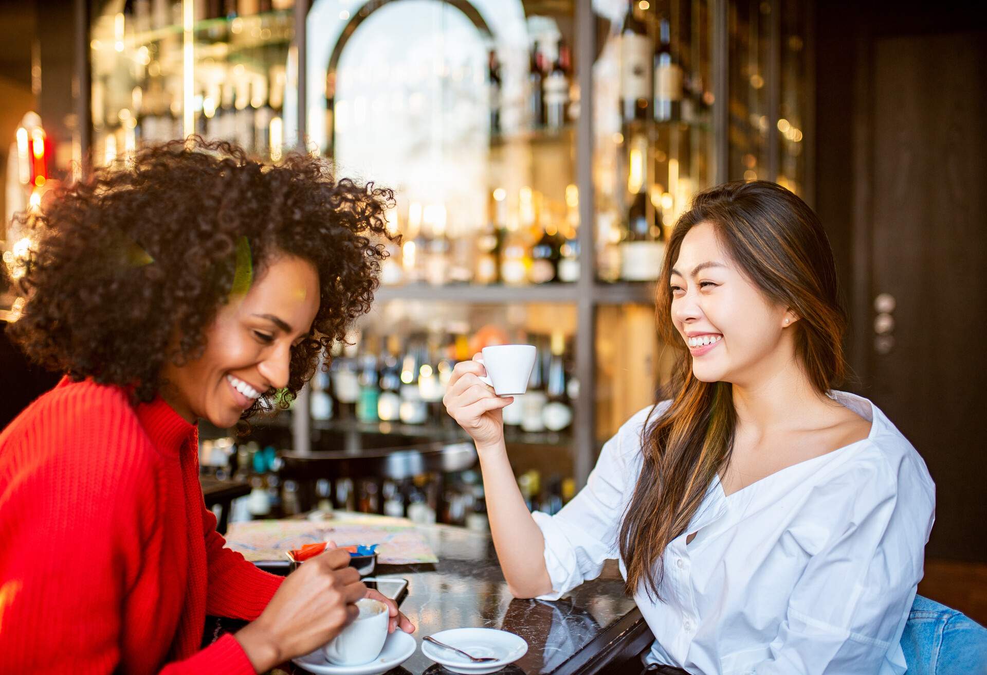 THEME_PEOPLE_FRIENDS_RESTAURANT_CAFE_GettyImages-1139906713