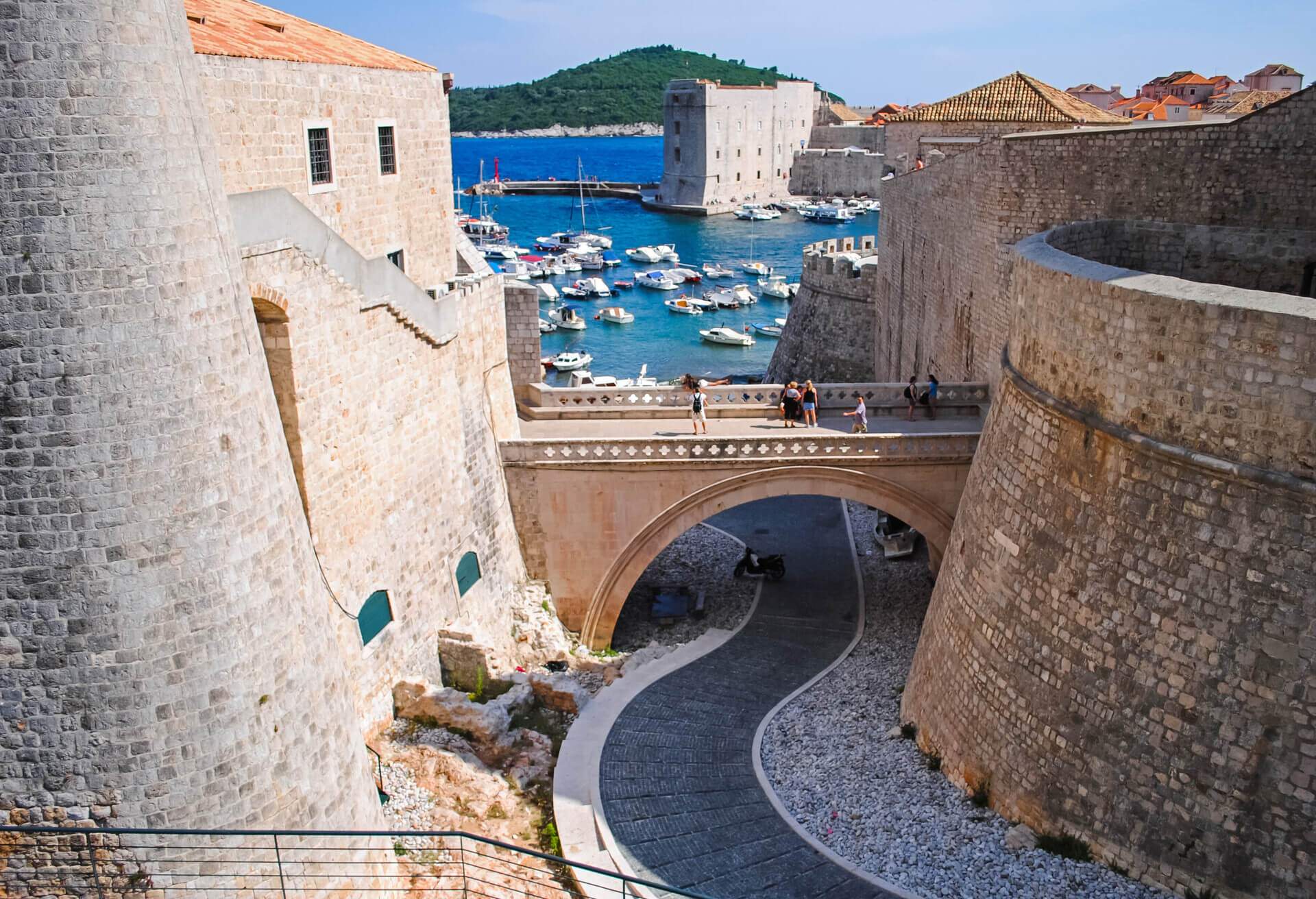 dest_croatia_dubrovnik_gettyimages-607501230_universal_within-usage-period_24297