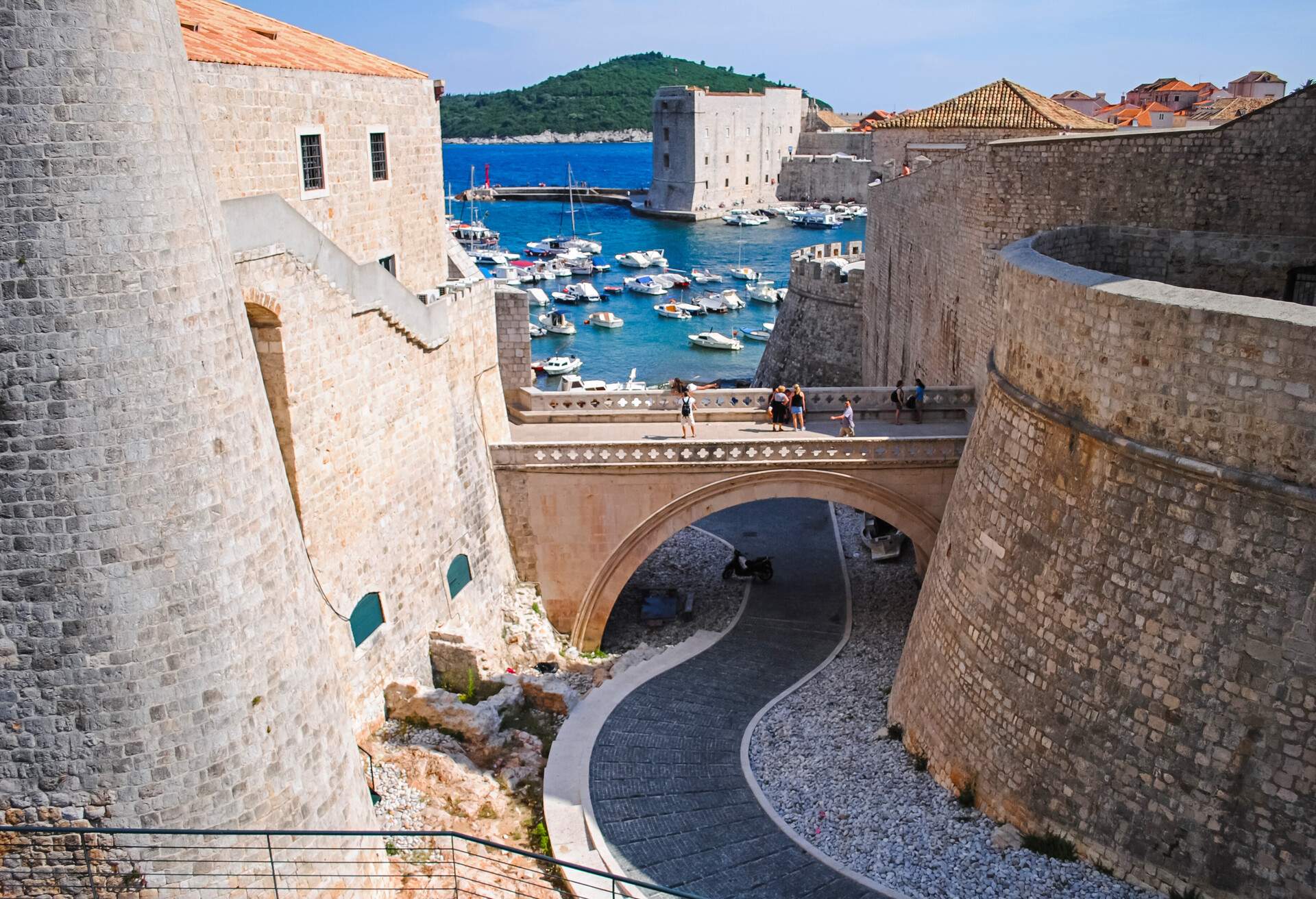 dest_croatia_dubrovnik_gettyimages-607501230_universal_within-usage-period_24297