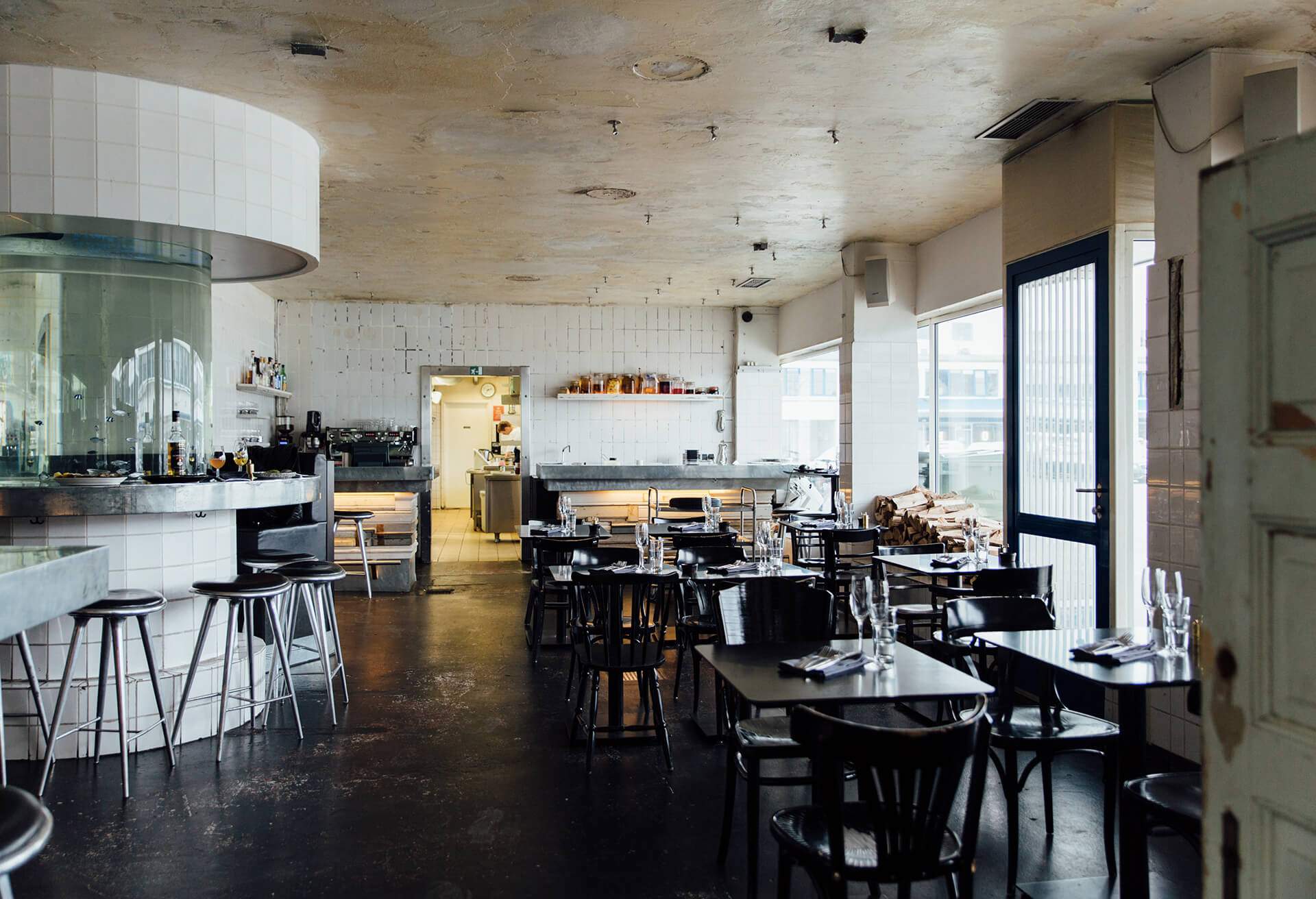 the-restaurant-is-set-in-a-raw-and-rustic-setting-in-the-meatpacking-district-photo-oscar-haumann-1