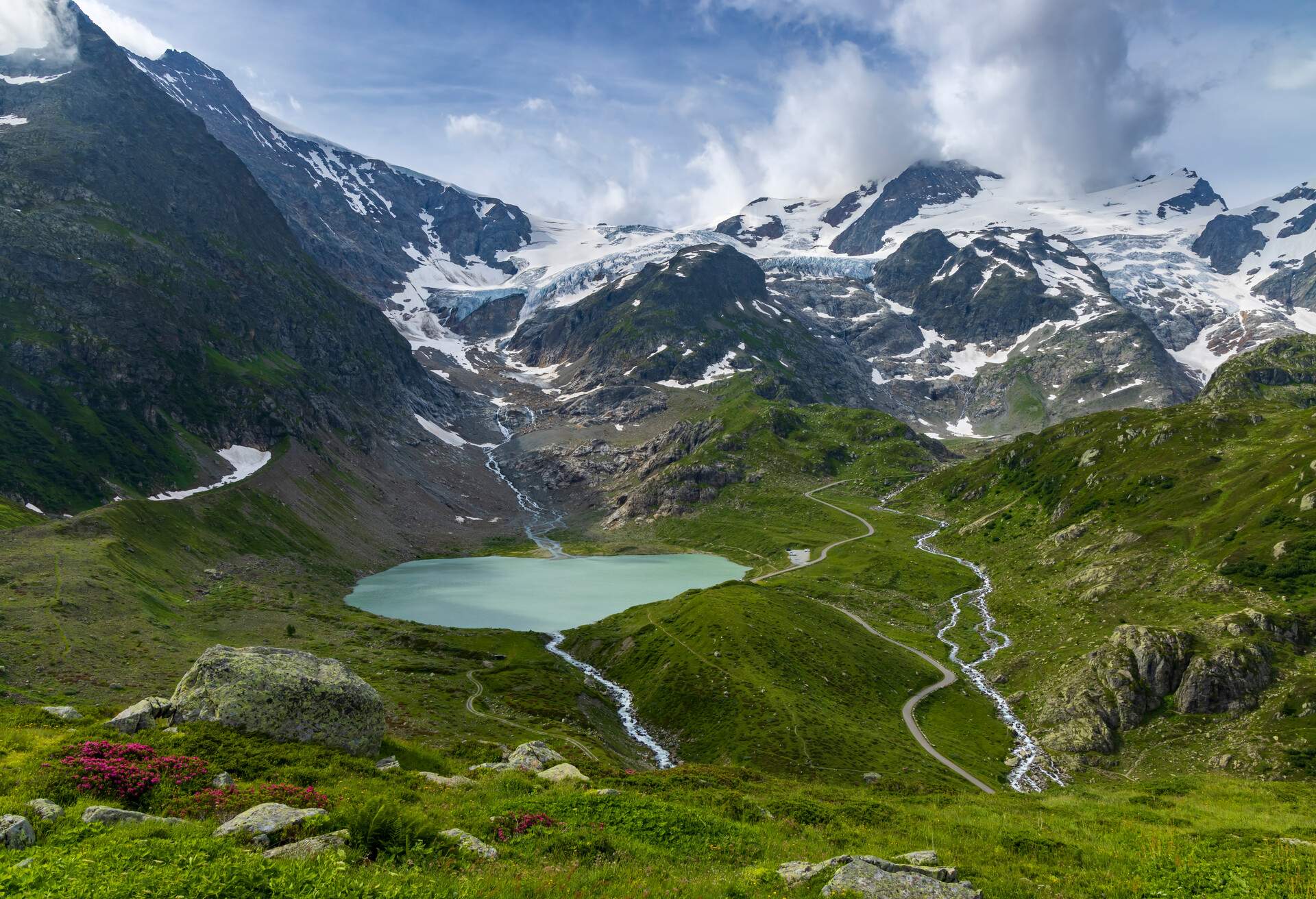 DEST_SWITZERLAND_URN-ALPS_Mythenweg_GettyImages-1390116615