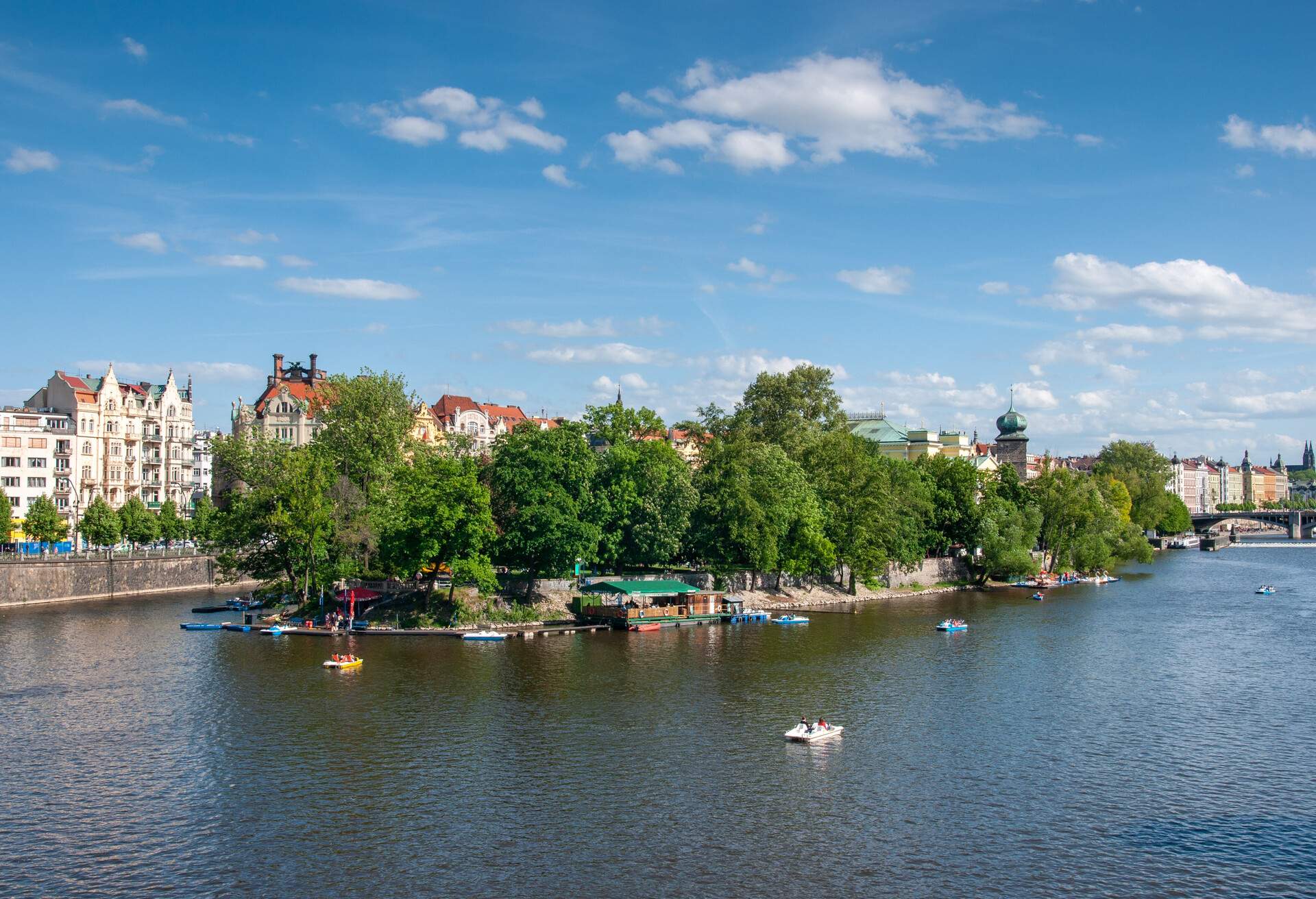 DEST_CZECH-REPUBLIC_PRAGUE_DETSKY-OSTROV_shutterstock-portfolio_1367044787