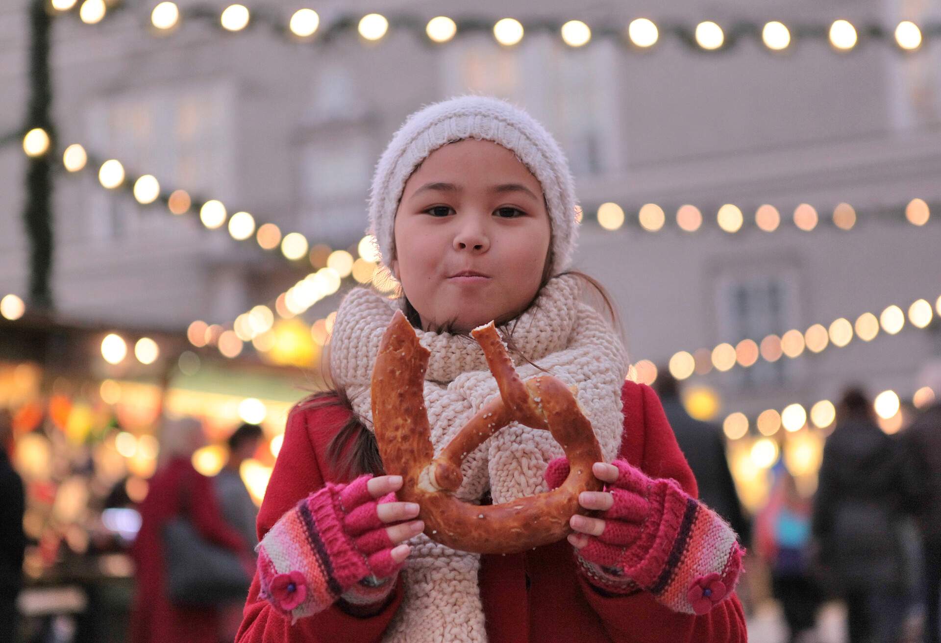 PEOPLE_KID_GIRL_CHRISTMAS_MARKET_PRETZEL