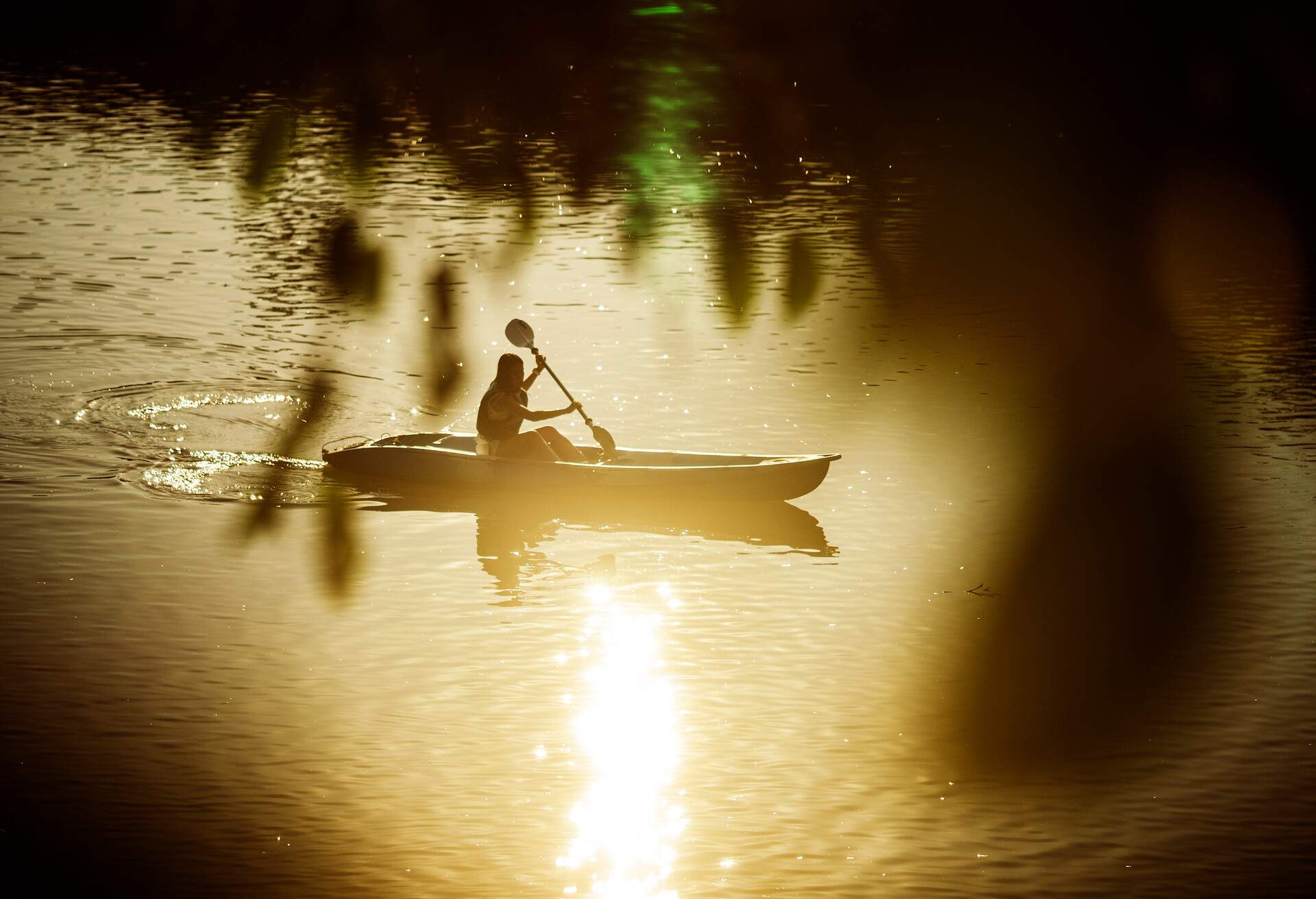 THEME_PEOPLE_WOMAN_CANOE_GettyImages-1372499012-3.jpg