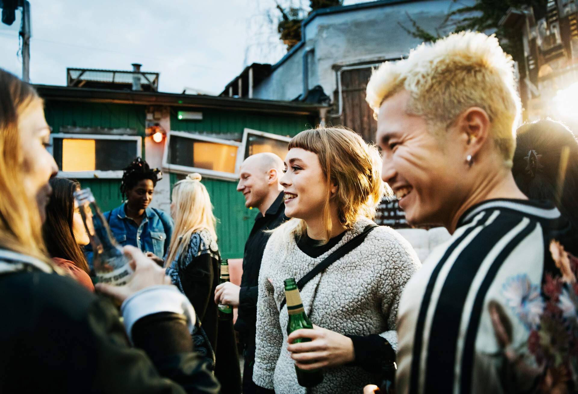 GERMANY_PEOPLE_FRIENDS_DRINKING_BEER