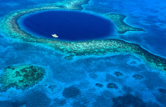  Das Große Blaue Loch von Belize von oben, in seiner ganzen Herrlichkeit