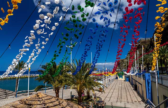 Zur Zeit des Frühlingsfests wird Funchal zu einem Meer aus Farben
