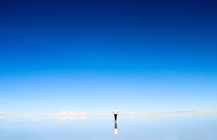  Die spiegelnde Oberfläche des Salar de Uyuni ist ein toller Ort, um Dinge in die richtige Perspektive zu rücken