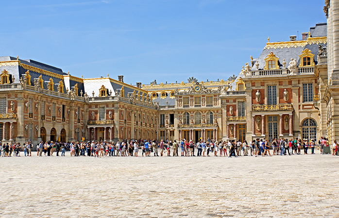 Sonniges Schlangestehen vor dem Palast von Versailles