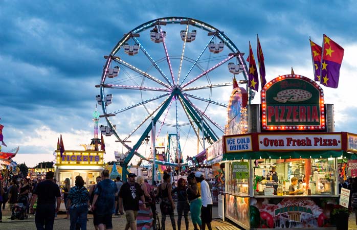 Finde einen lokalen Jahrmarkt, damit sich die Kleinen austoben können. Bis zur Erschöpfung