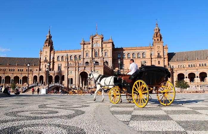 Ein Nachmittag am Plaza de España ist eine wundervolle Gelegenheit, das Frühlingswetter zu genießen