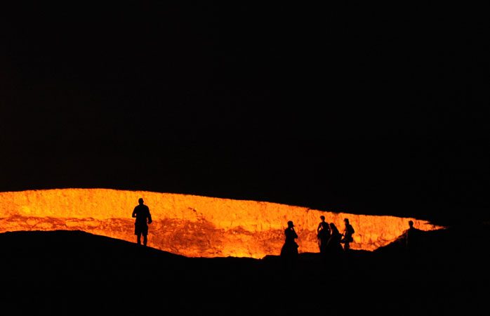 Besuche das "Tor zur Hölle" nachts, um das glühende Inferno in seiner ganzen Pracht zu bewundern