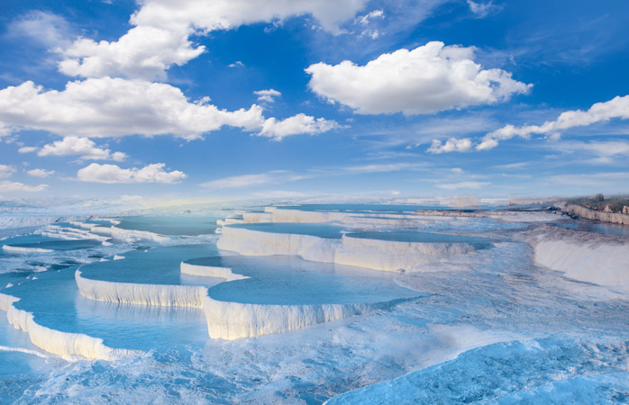  Blaue, fluffige Wasserbecken. Pammukale ist ein wolkenartiges Zauberland 