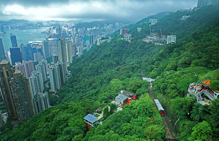 Die grünen Hügel Hongkongs und die Peak Tram