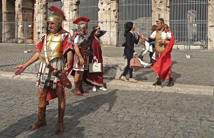 Römische Legionäre vor dem Kolosseum in Rom