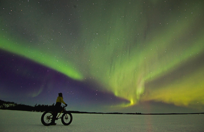 Schnapp dir ein Fatbike von der Blachford Lake Lodge und unternimm eine Radtour unterm Nordlicht