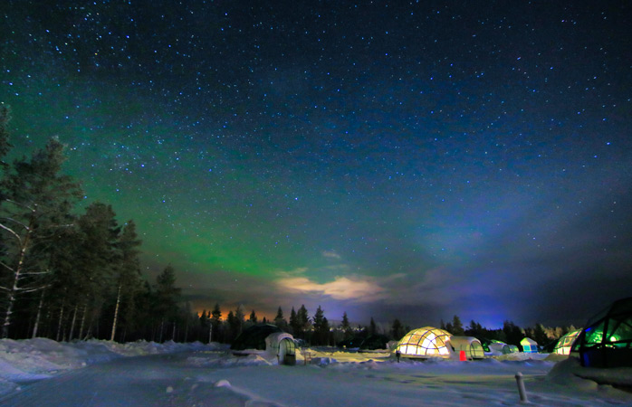 Blick auf die unendliche Aurora Borealis am Hotel Kakslauttanen