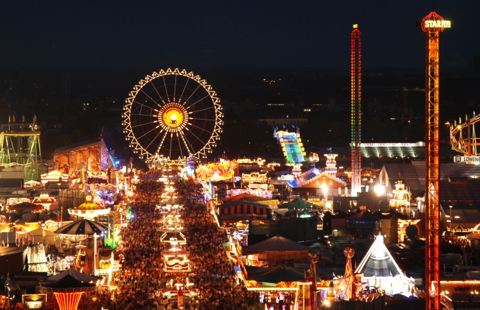 In der Nacht leuchtet das Oktoberfest für seine zahlreichen Besucher.