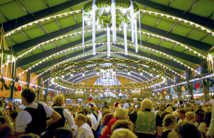 Tausende Bierliebhaber versammeln sich in einem der großen Bierzelte.