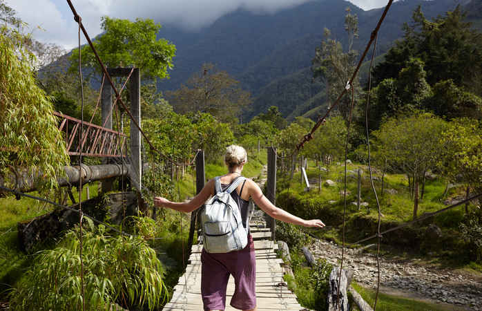 loan female travelling hiking exploring nature, one girl only, caucasian, aged 25 to 35, Loan traveller, walking alone in the space, looking around, contemplation, njoying the surroundings as a lone adventurer