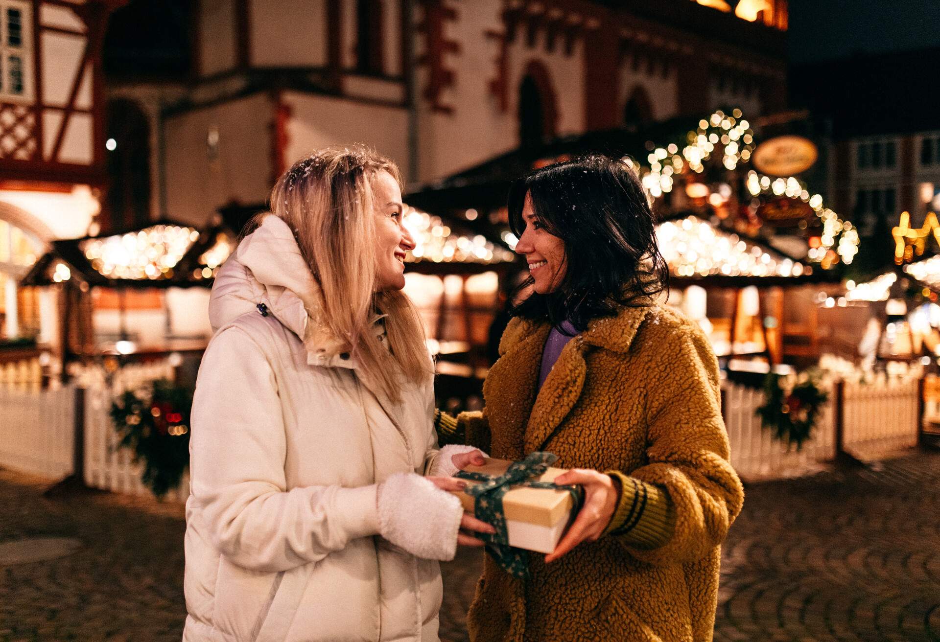 DEST_GERMANY_CHRISTMAS_MARKET_PEOPLE_WOMEN_GIFT_GettyImages-1354826765