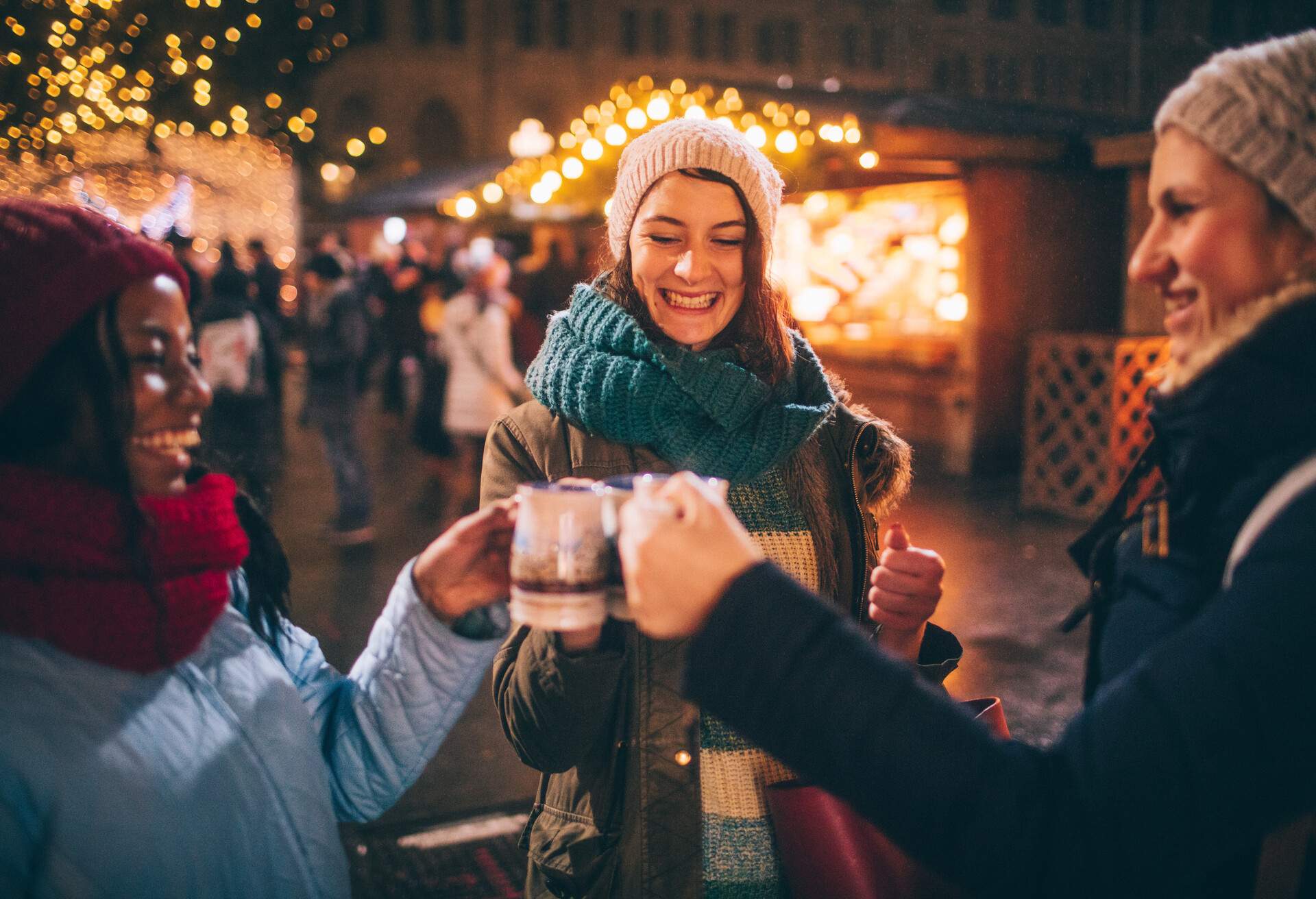 THEME_CHRISTMAS-MARKET_FRIENDS_MULLED-WINE_GettyImages-626867294