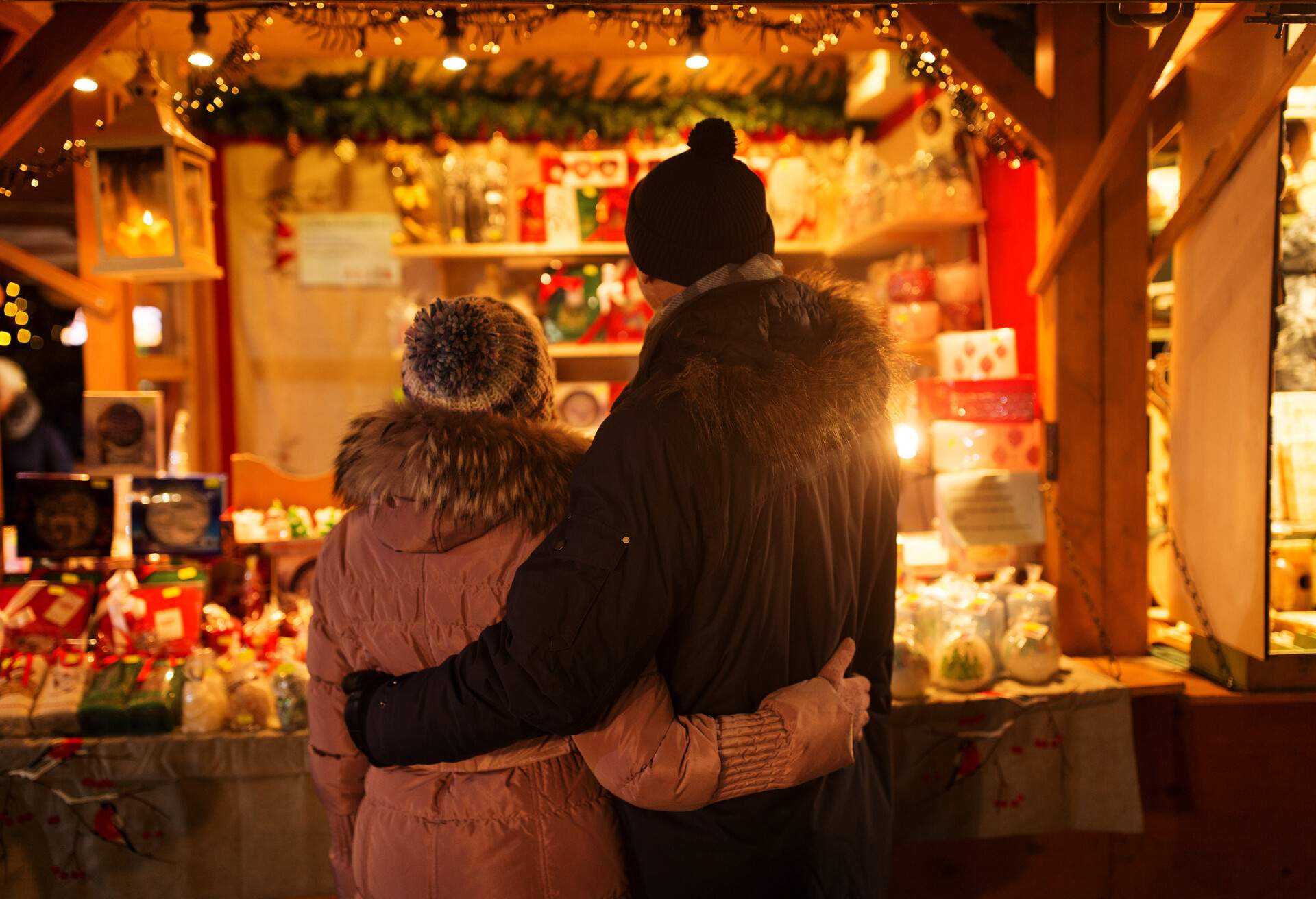 THEME_COUPLE_CHRISTMAS_MARKET_GettyImages-1346360912