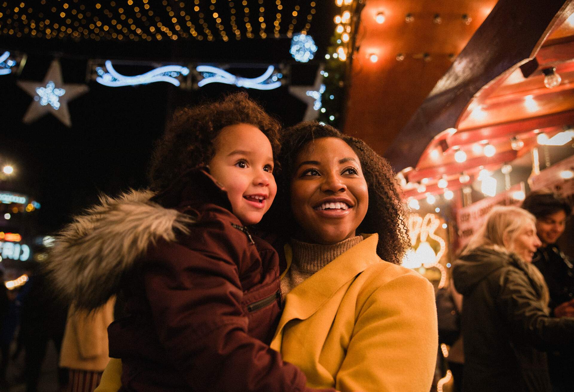 THEME_FAMILY_CHRISTMAS_MARKET_GettyImages-1091398772