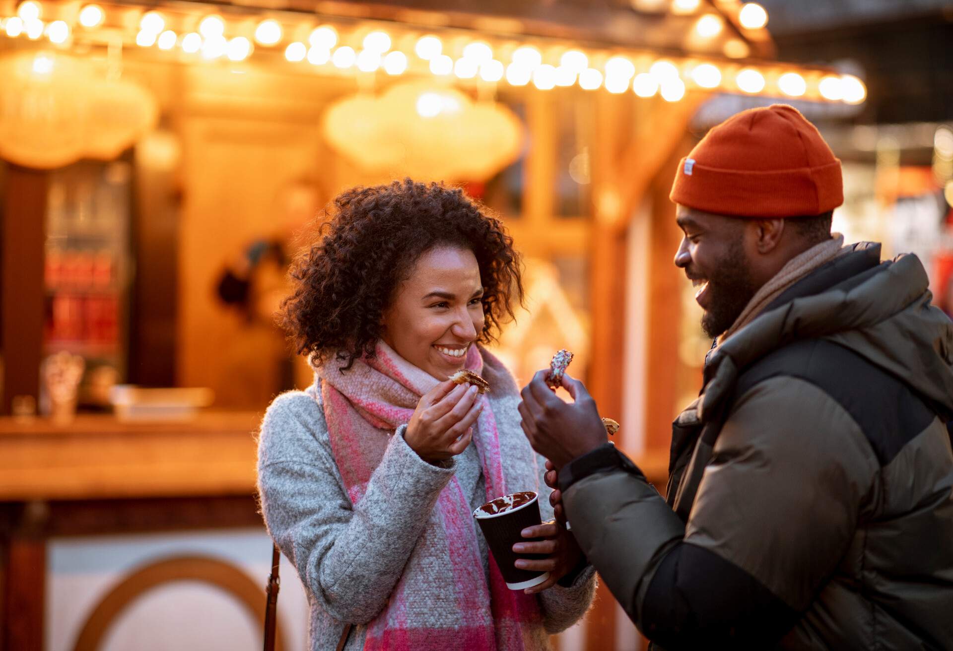 THEME_FRIENDS_CHRISTMAS_MARKET_GettyImages-1257787770