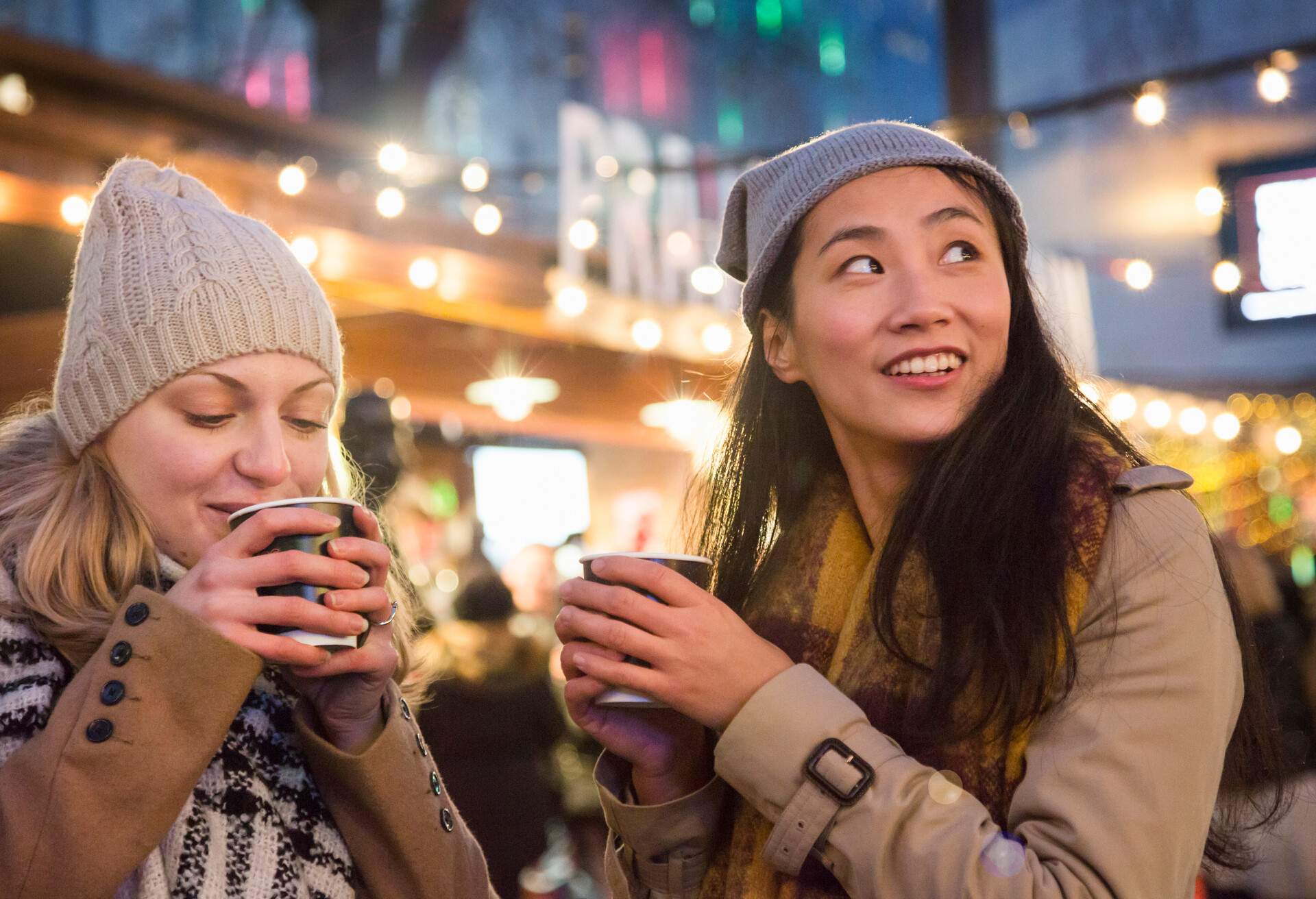 THEME_FRIENDS_CHRISTMAS_MARKET_GettyImages-639886032