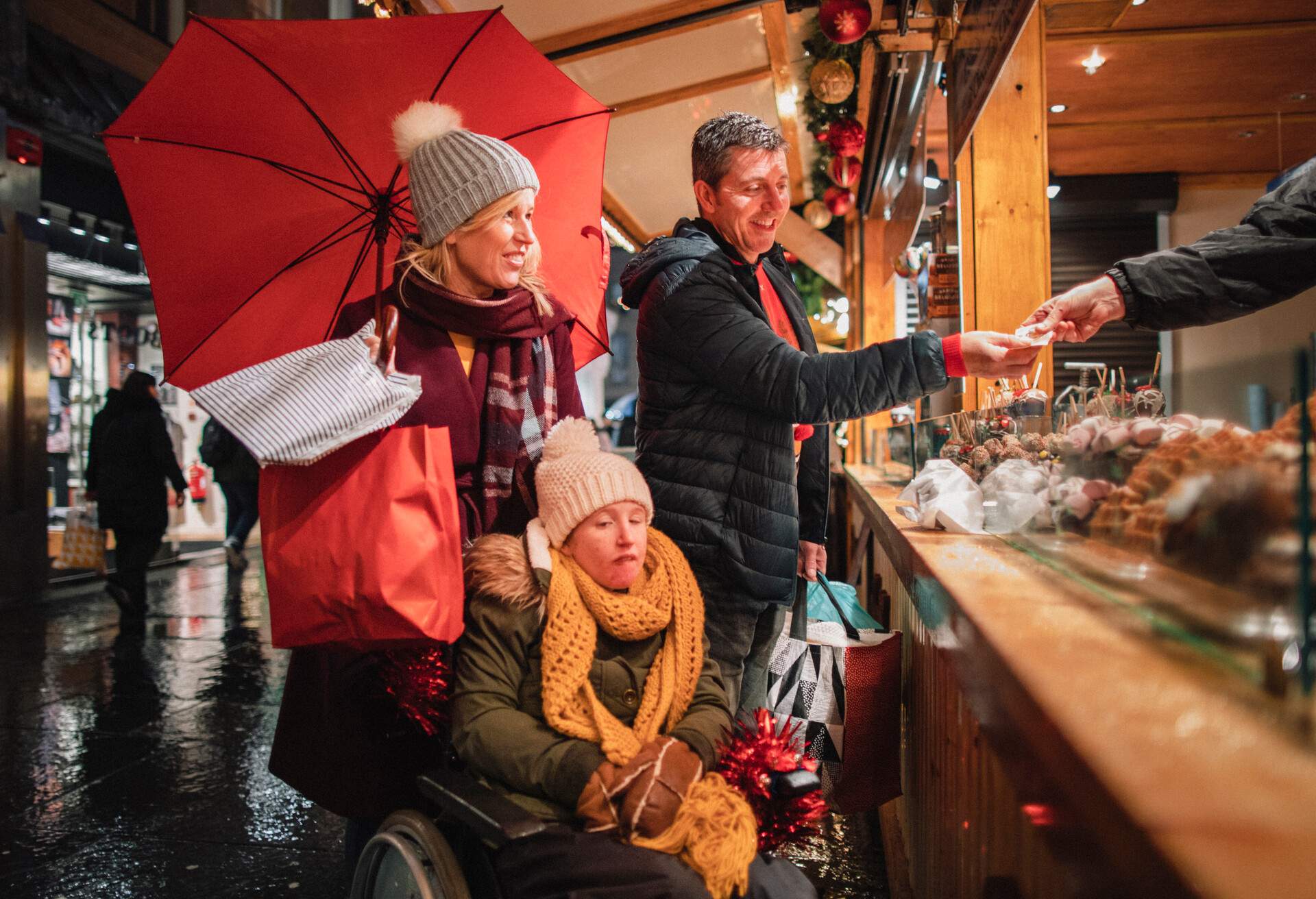 THEME_PEOPLE_DISABLED_TRAVELLER_CHRISTMAS_MARKET_GettyImages-1089291878