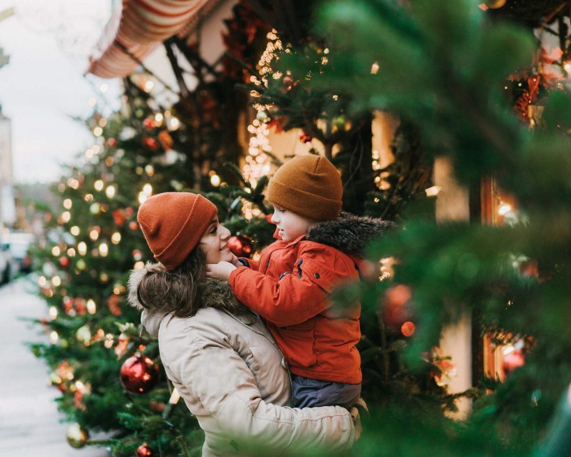 theme_people_woman_kid_boy_christmas_market_gettyimages-1093496708_universal_within-usage-period_89069