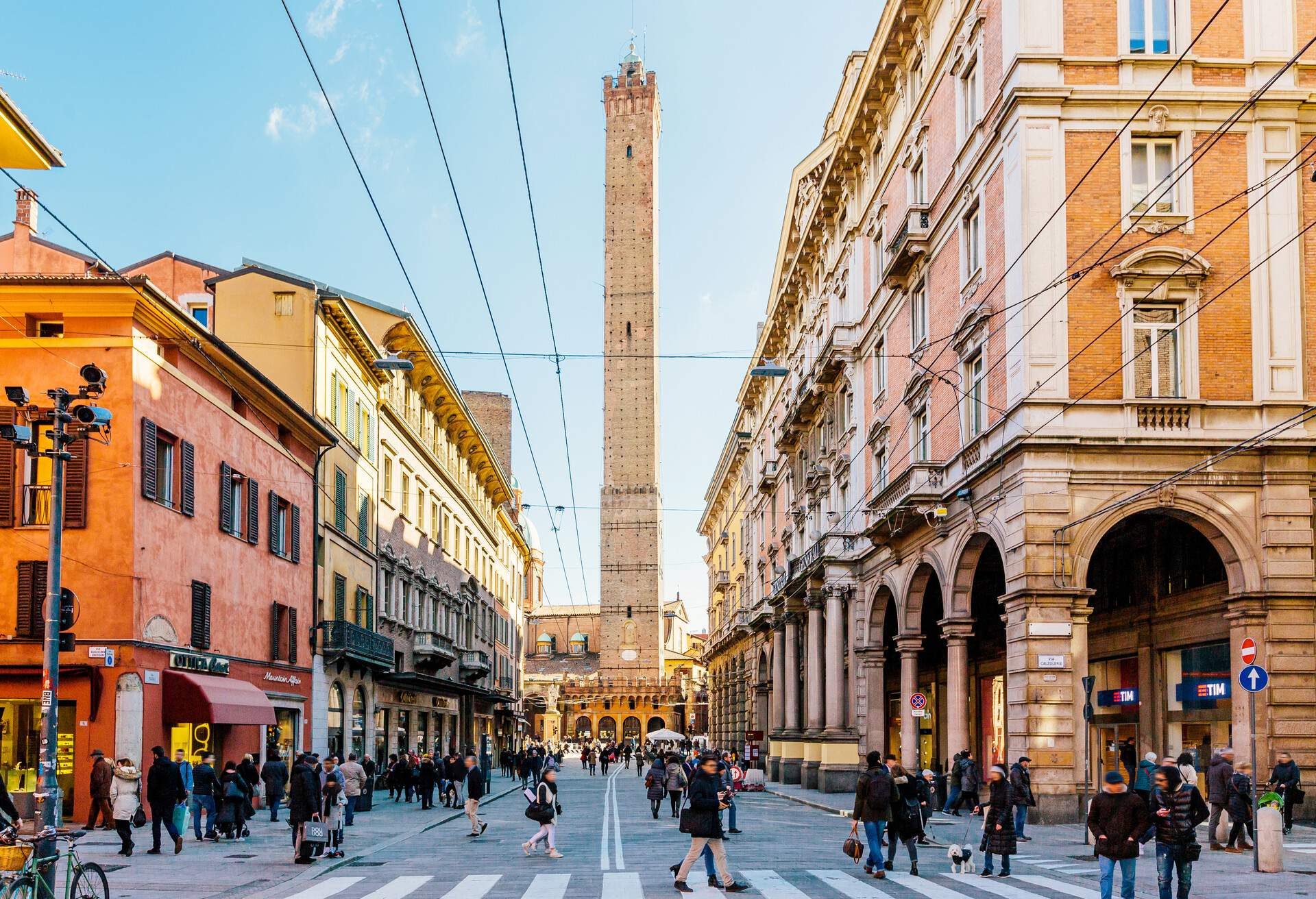 DEST_ITALY_BOLOGNA_ASINELLI-TOWER_GettyImages-1174887910