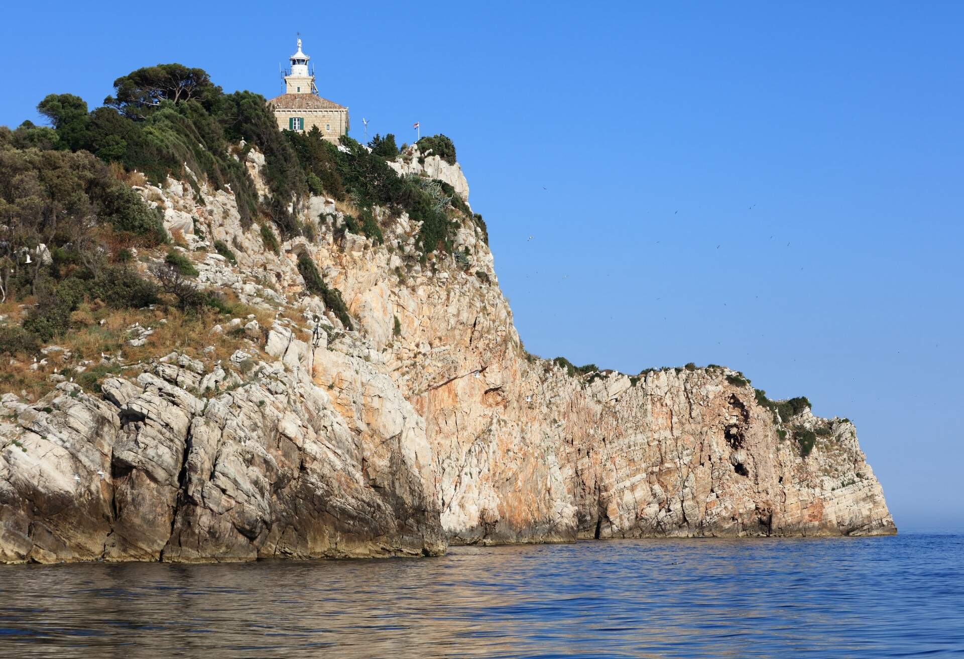 DEST-CROATIA_SUSAK_lighthouse_GettyImages-1392928298