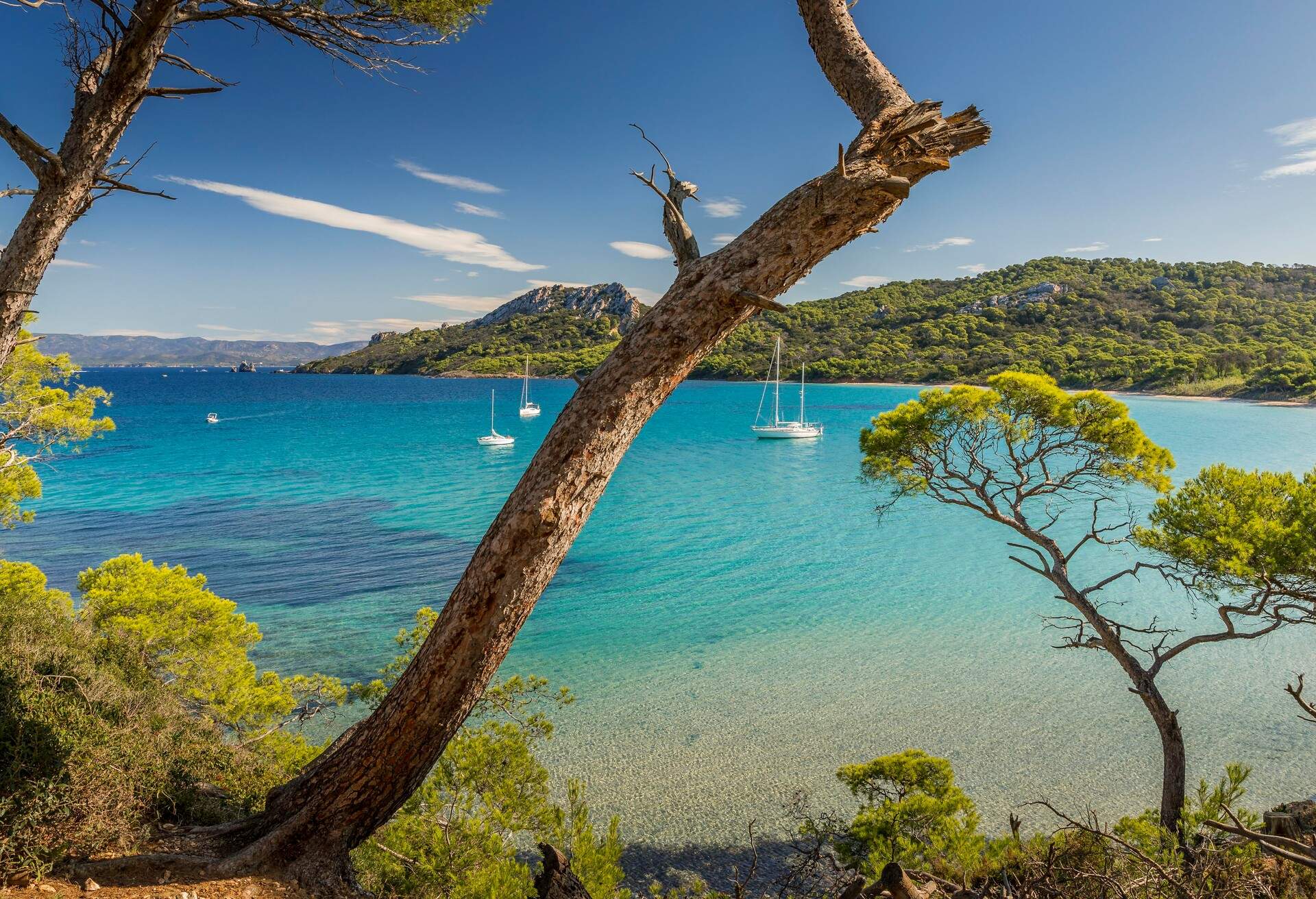 DEST_FRANCE_PORQUEROLLES-ISLAND_ALYCASTRE-BAY_NOTRE-DAME-BEACH_GettyImages-1222274435