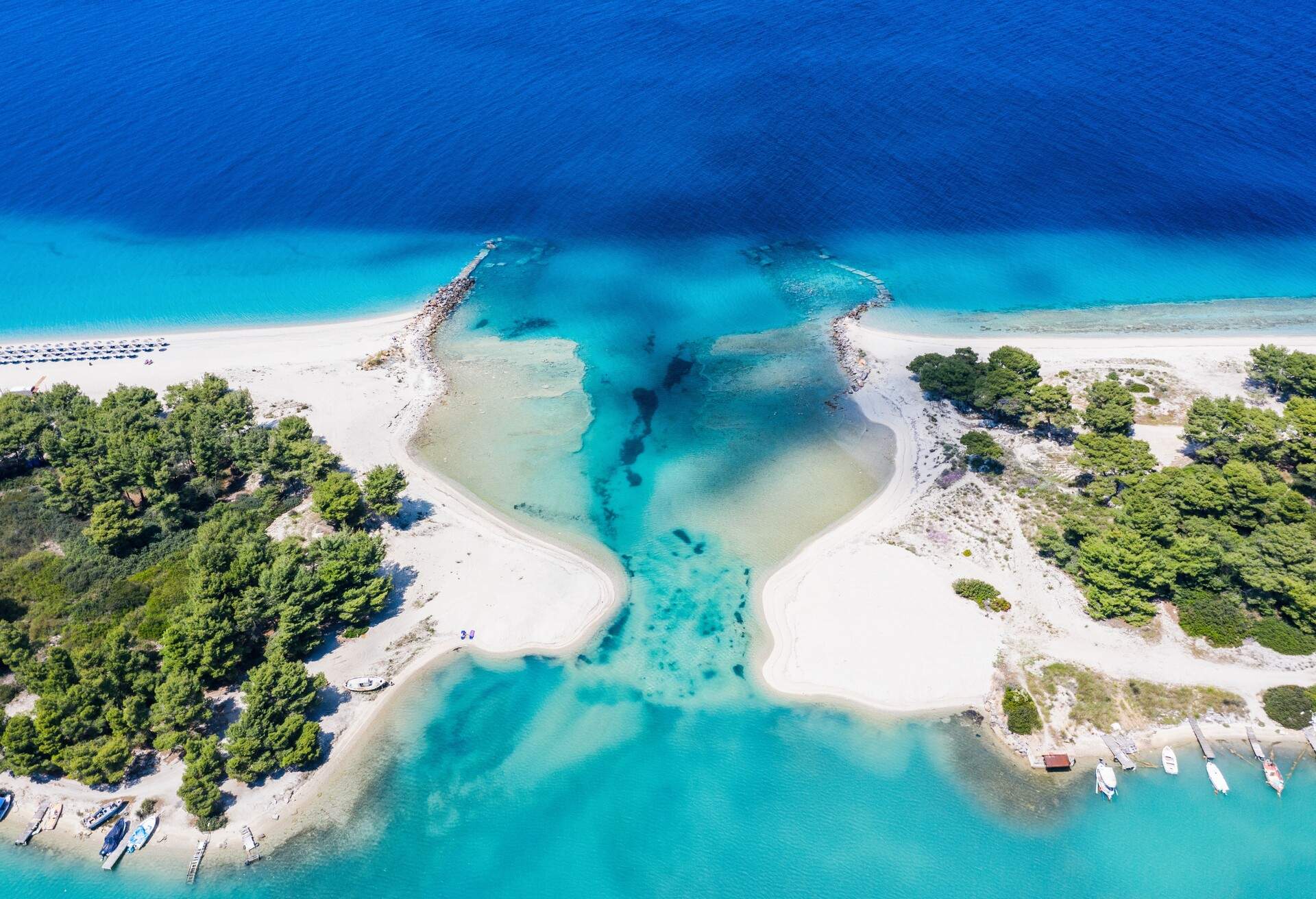 DEST_GREECE_Chalkidiki_GLAROKAVOS_BEACH_GettyImages-1225095043