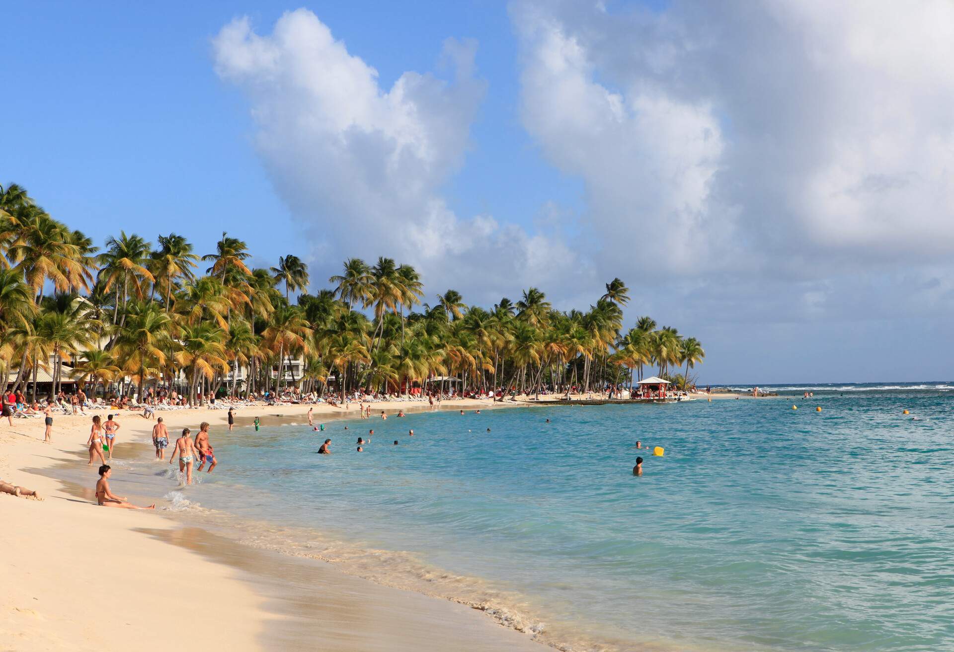 DEST_GUADELOUPE_SAINTE-ANNE_GettyImages-548311163