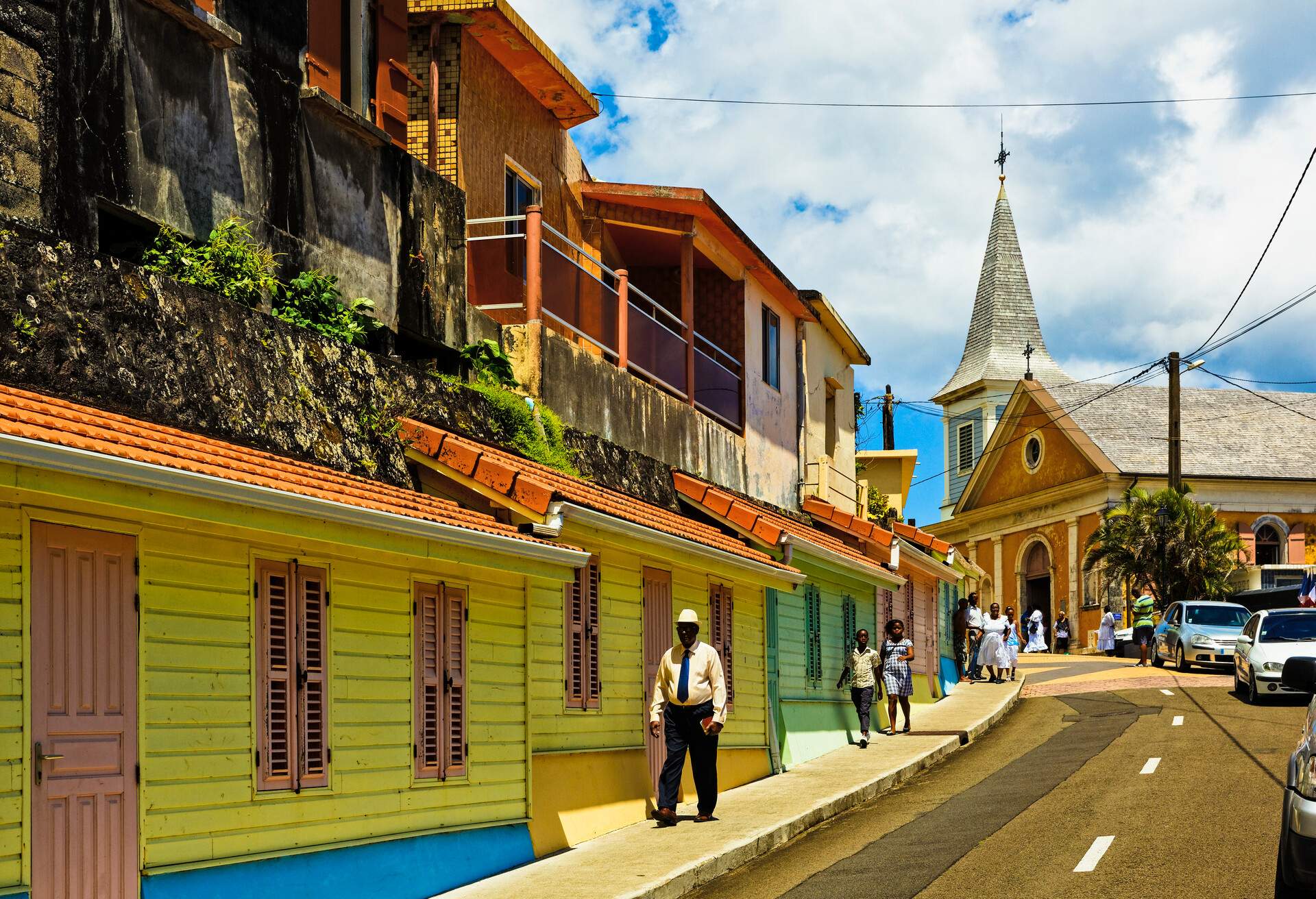 DEST_MARTINIQUE_SAINTE-CATHERINE-D'ALEXANDRIE-CHURCH_TRADITIONAL-WOODEN-HOUSES_GettyImages-184789340