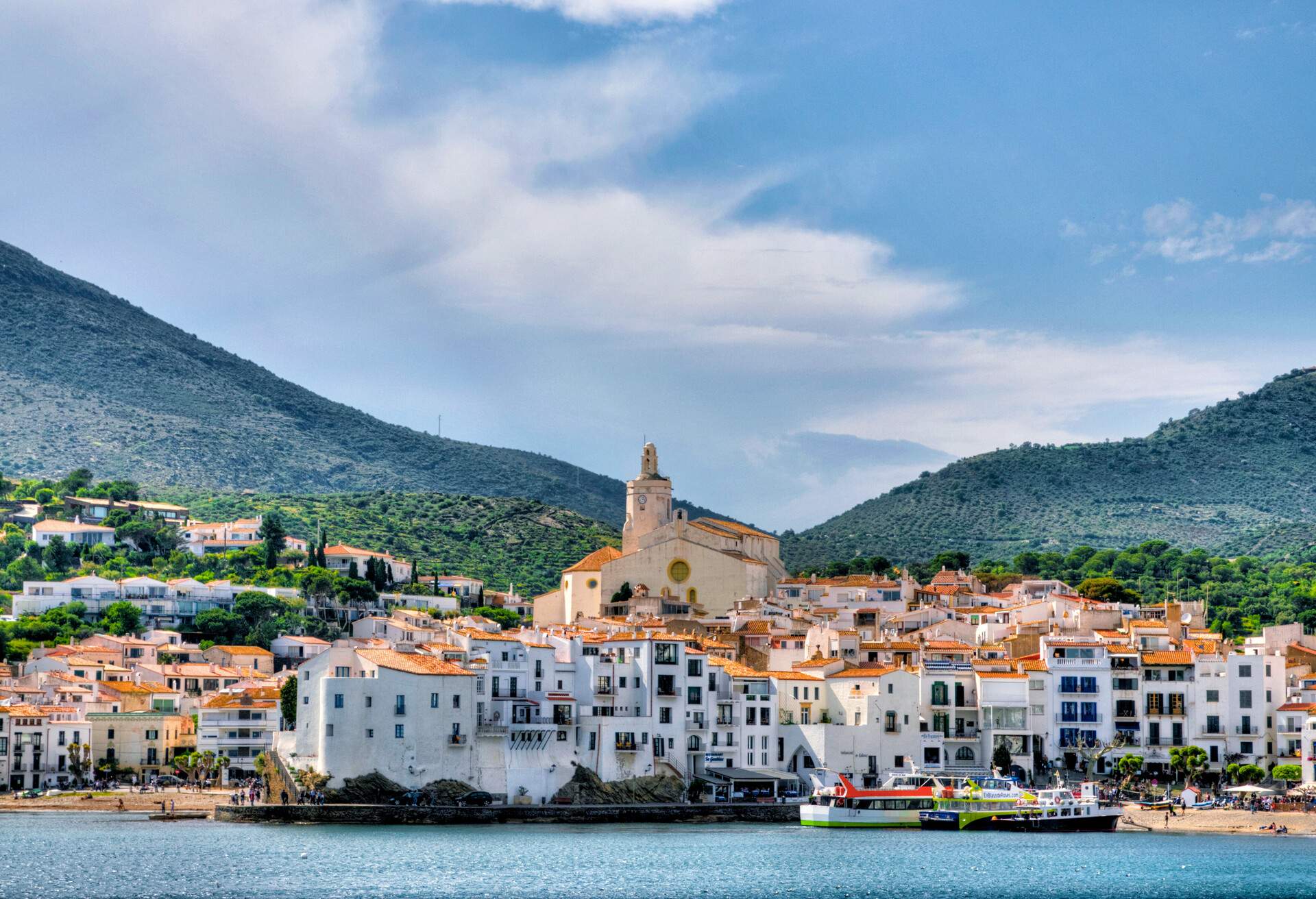 DEST_SPAIN_CADAQUES_PLATJA_GRAN_GettyImages-691622942