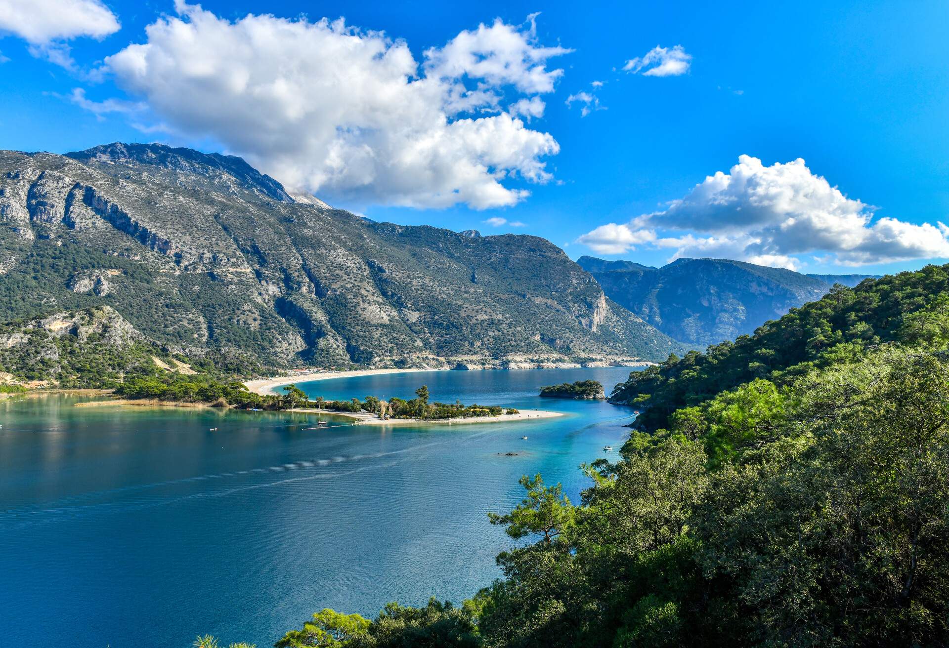 DEST_TURKEY_OLUDENIZ-BEACH_BABADAG-MOUNTAIN-GettyImages-1207758969