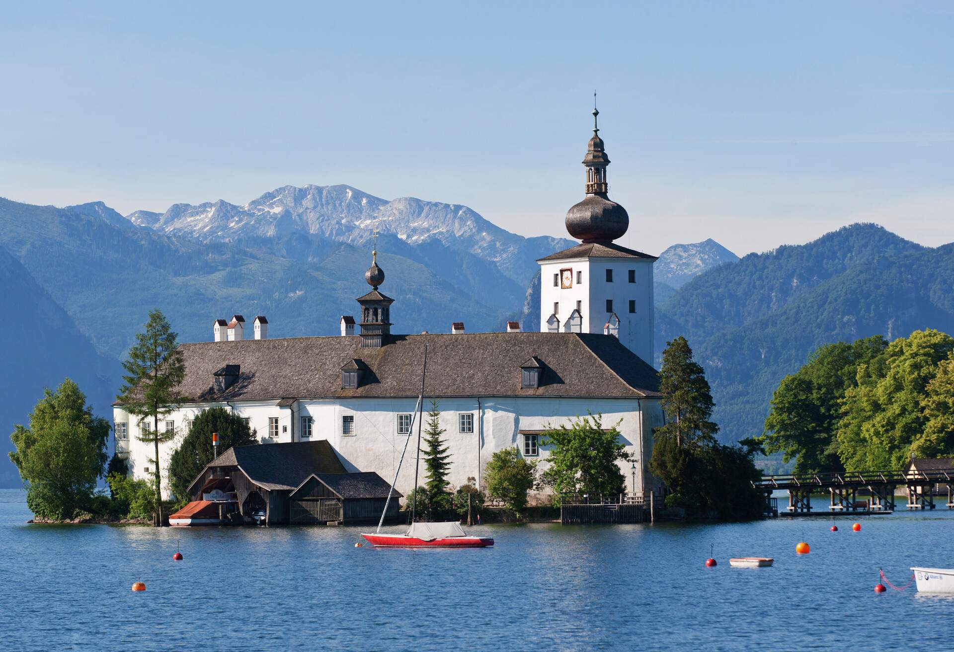 DEST_AUSTRIA_GMUNDEN_TRAUNSEE LAKE_SCHLOSS ORT CASTLE_GettyImages-149689478