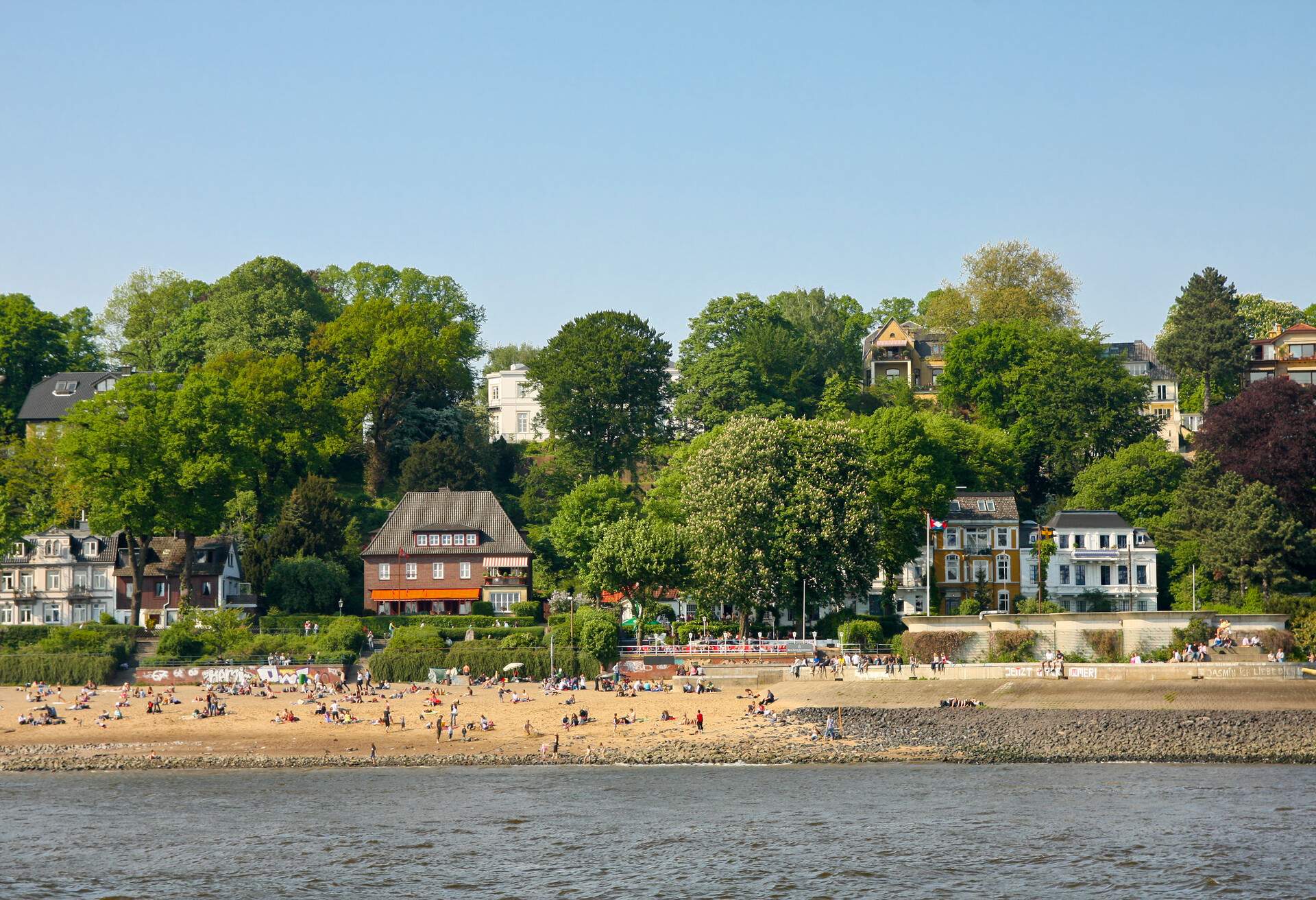 DEST_GERMANY_HAMBURG_ELBSTRAND_RIVER ELBE_BEACH_GettyImages-522936345