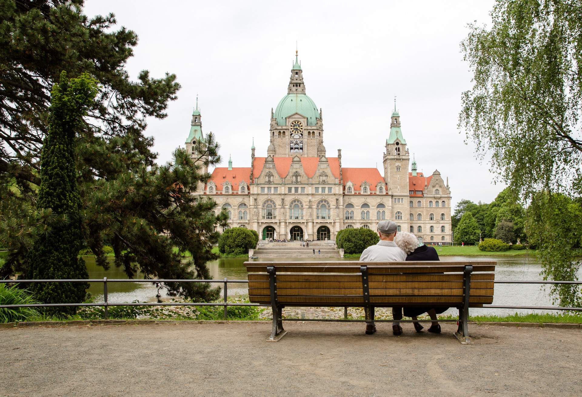 DEST_GERMANY_HANNOVER_ couple in front of the new town-hall of Hannover_shutterstock-premier_143899744
