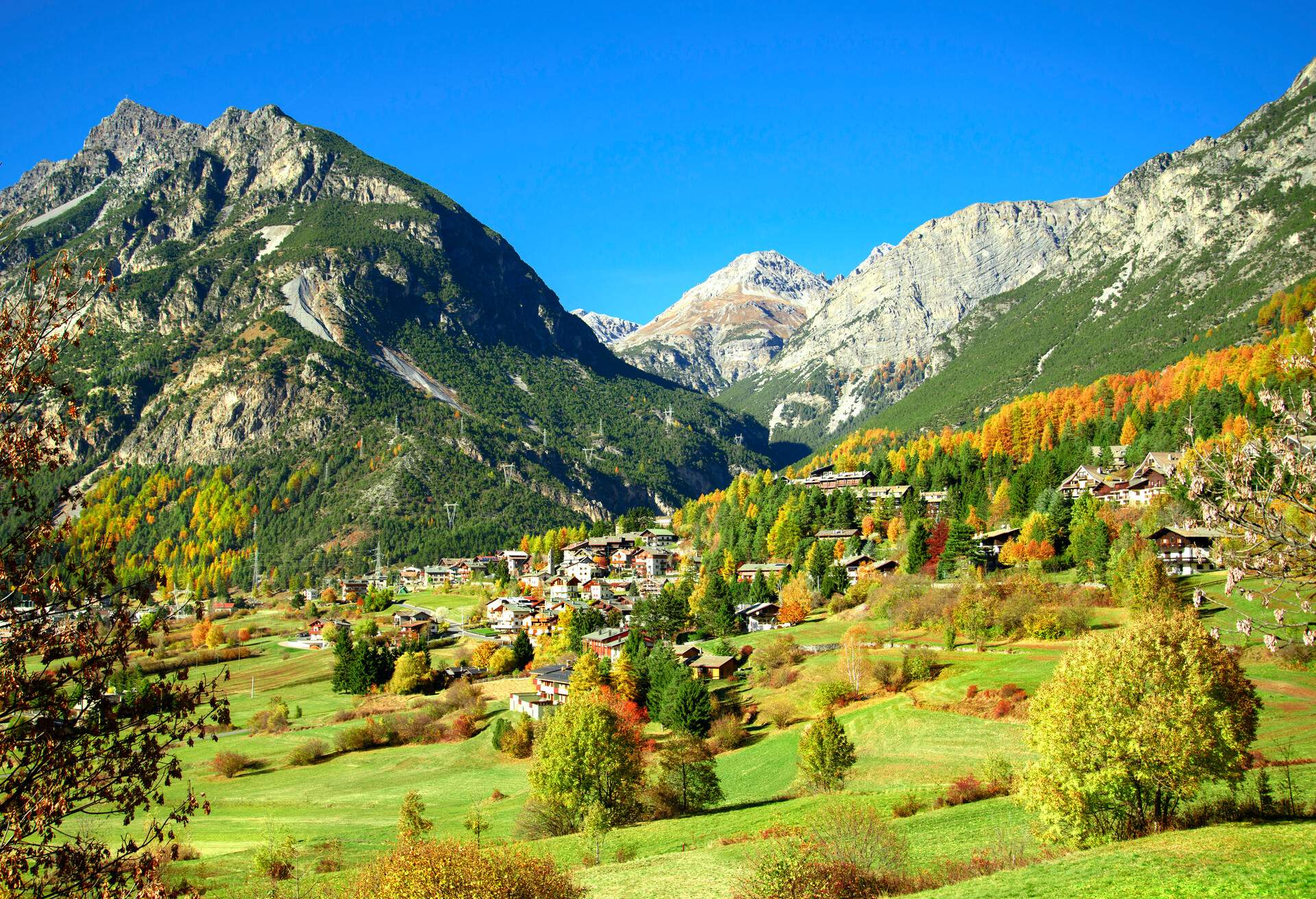 DEST_ITALY_LOMBARDY_LIVIGNO_GettyImages-621051974